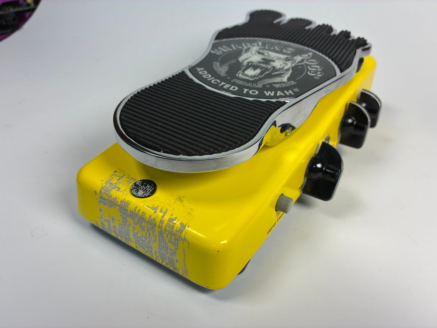 Snarling Dogs Mold Spore Wah 1990s - Yellow